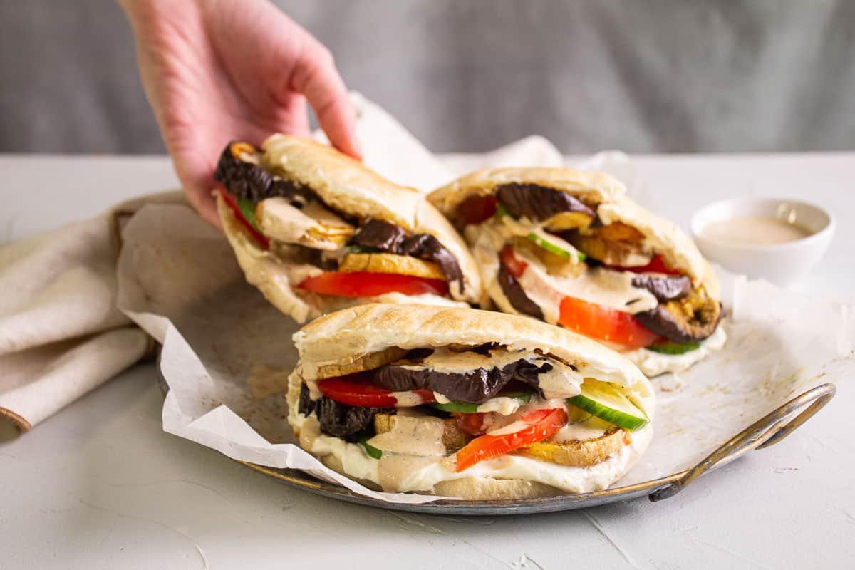 Pita Sabich aux Légumes Rôtis et Sauce Tahini