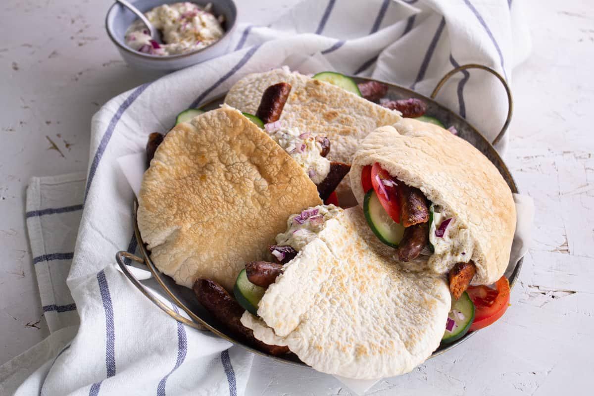 Pita aux Saucisses de Poulet & Crudités