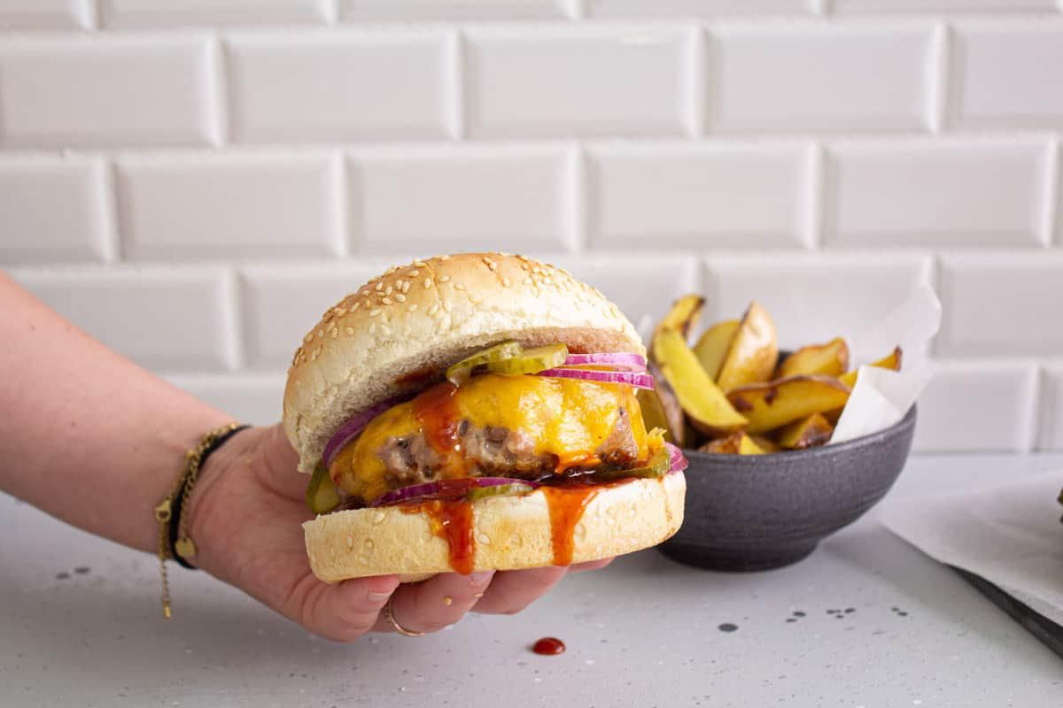 Barbecue Burger au Porc & Frites Maison