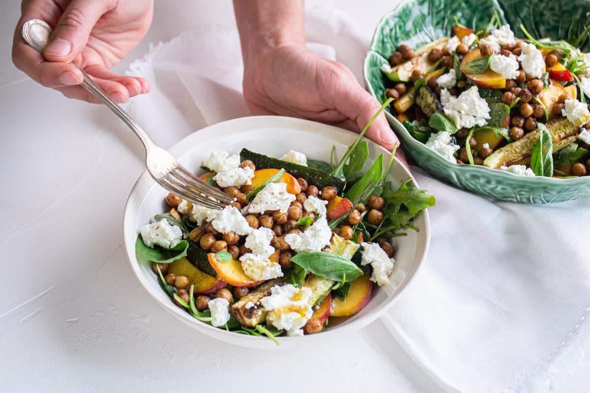 Salade d'Été aux Pêches Fromage de Brebis et Courgette Rôtie