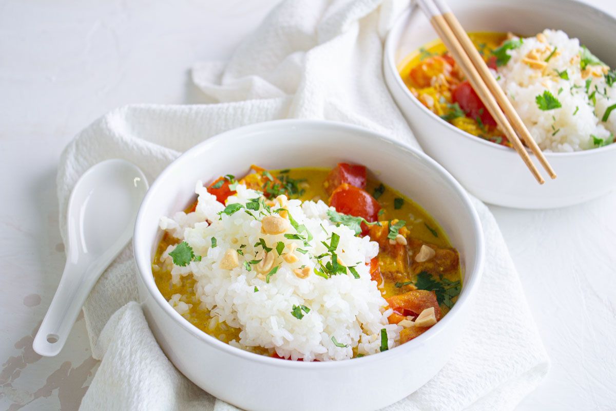 Curry de Tomates, Cacahuètes & Riz Japonais