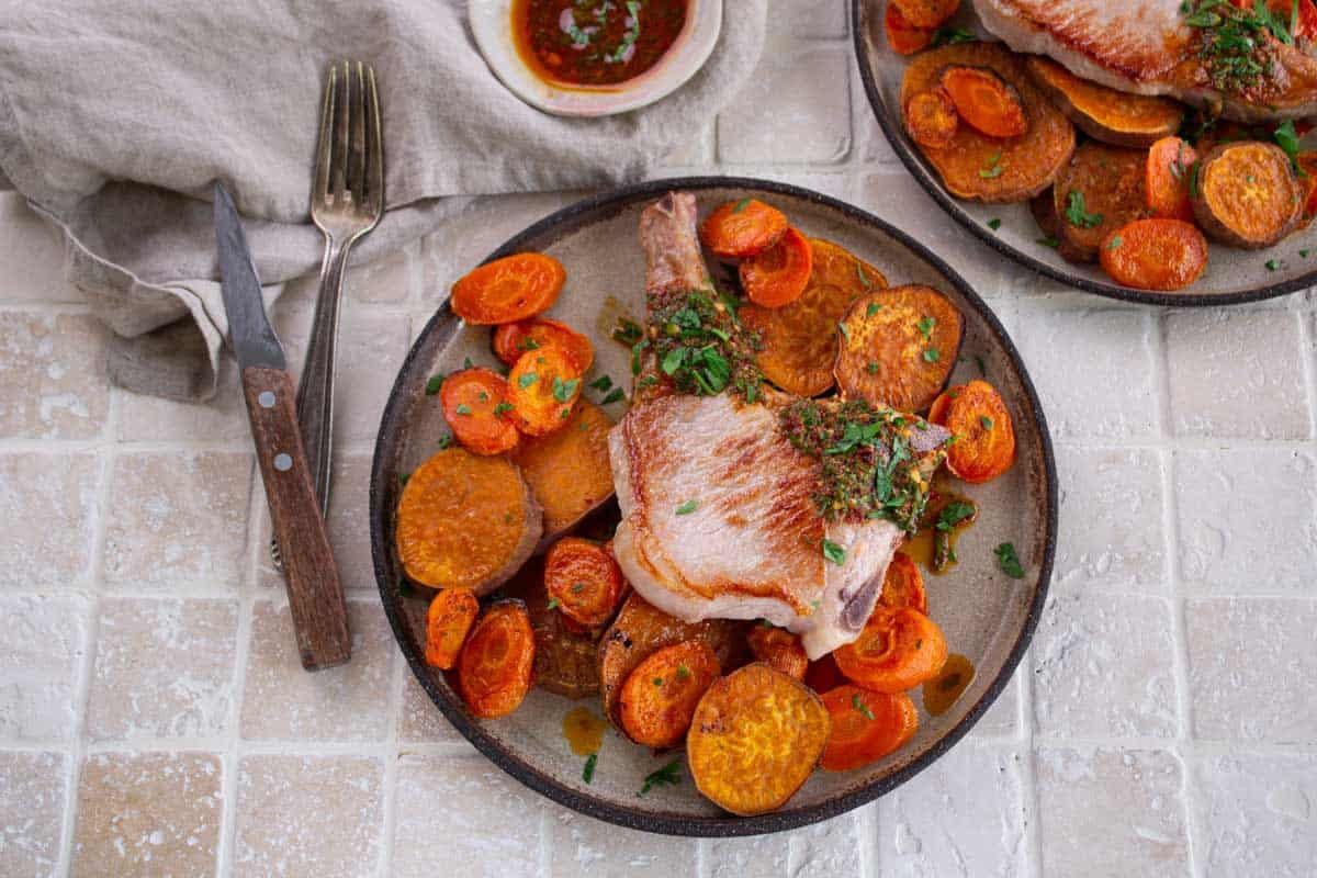 Côtes de Porc, Sauce Chermoula & Légumes Rôtis