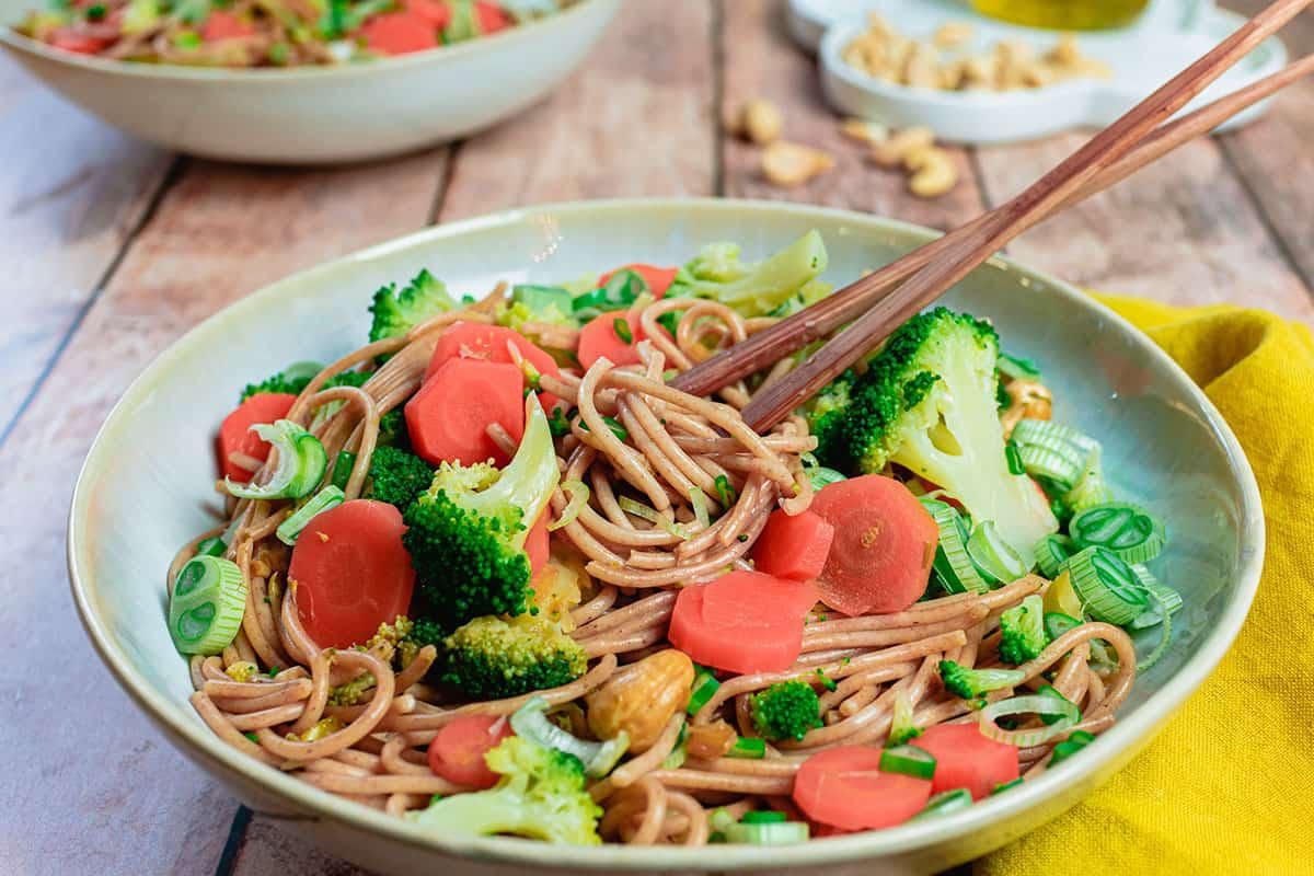 Nouilles Sautées au Brocoli, Cajou et Sauce Épicée