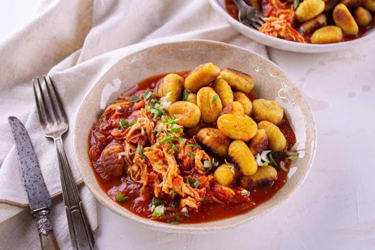 Poulet Effiloché Tomate & Gnocchi