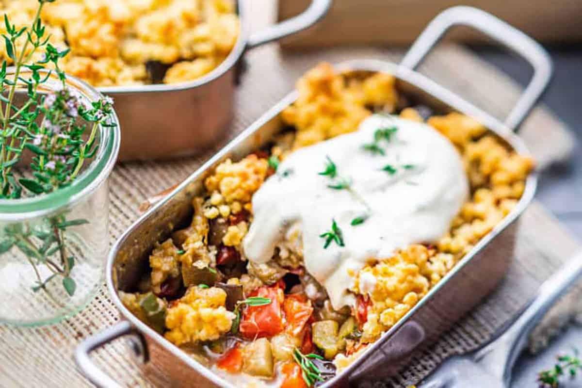 Crumble de Légumes d'Été et Sauce au Fromage Frais
