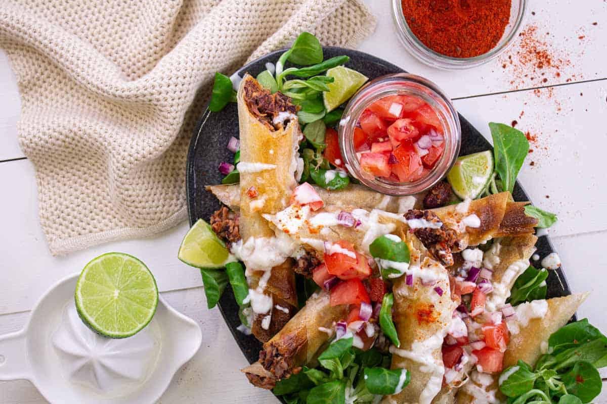 Taquitos aux Haricots et Salsa Fraîche