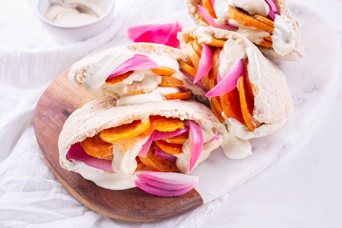 Pita Sabich de Patate Douce et Pickles d'Oignon Rouge