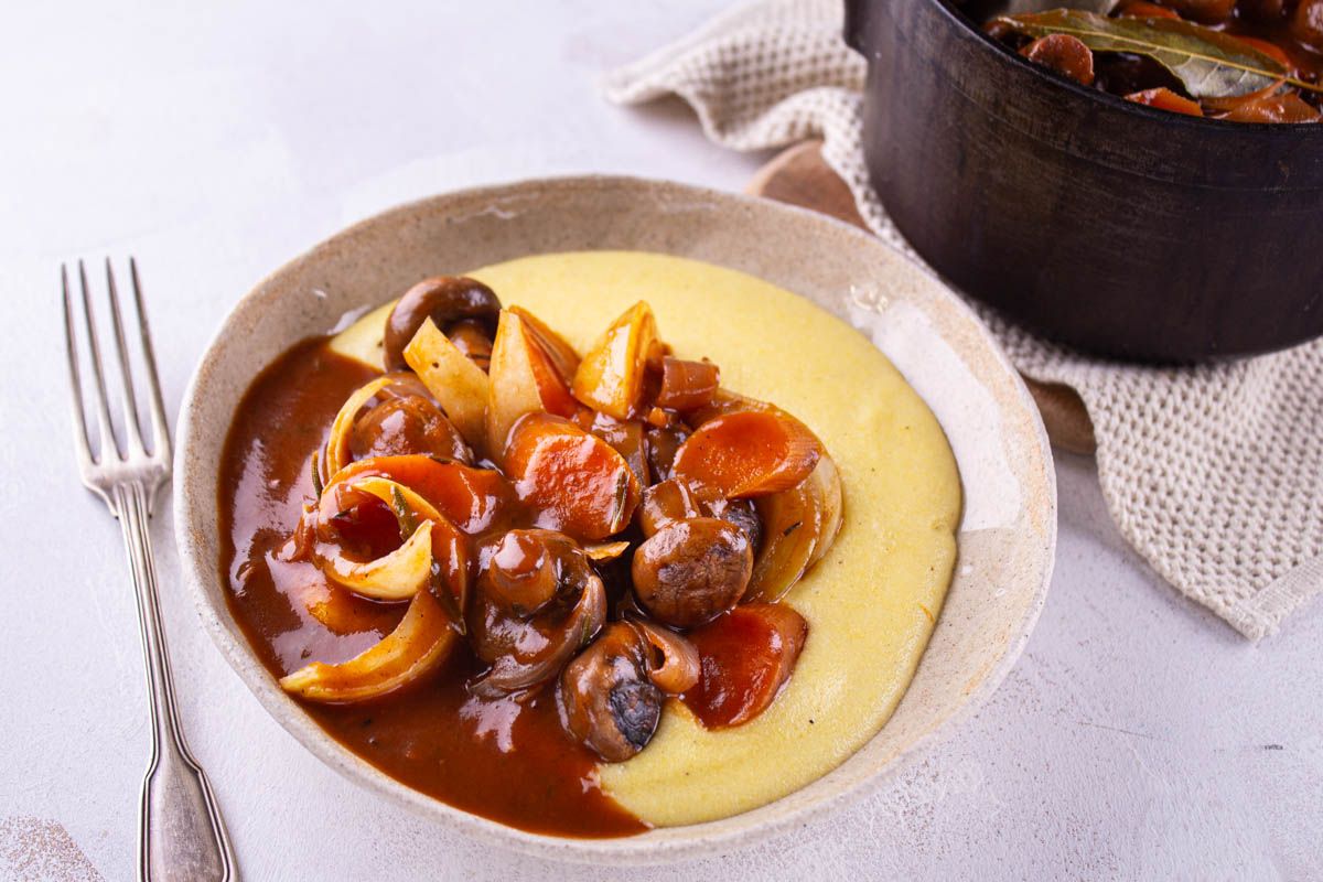 Bourguignon de Champignons & Polenta