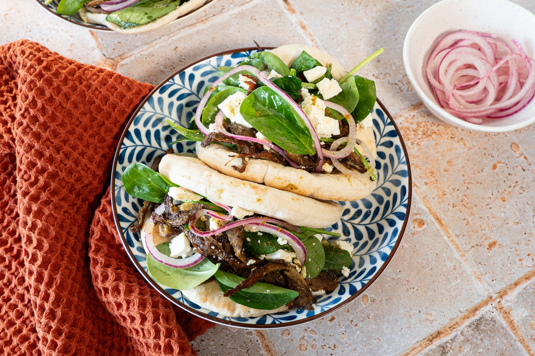 Shawarma aux Pleurotes Feta et Pickles d'Oignons