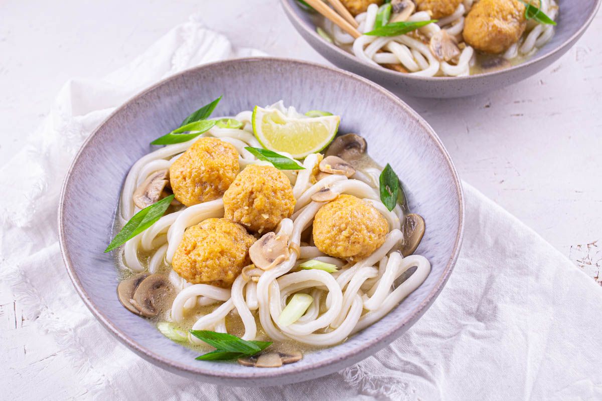 Nouilles Soba & Boulettes de Crevettes au Bouillon Thaï
