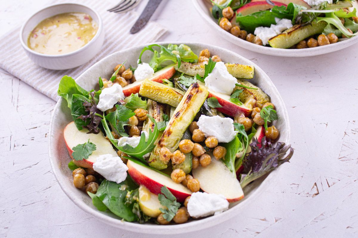 Salade d'Été au Chèvre, Pomme et Courgette Rôtie