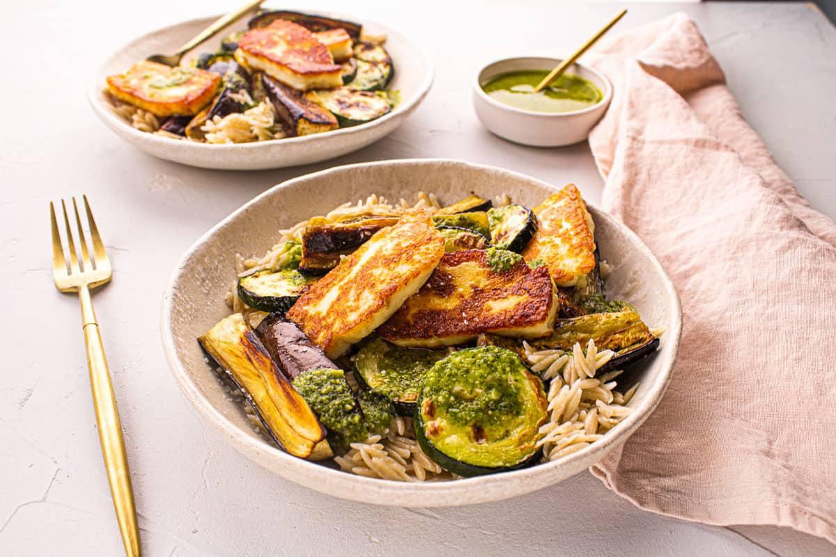 Halloumi Grillé aux Légumes d'Été & Orzo au Pesto