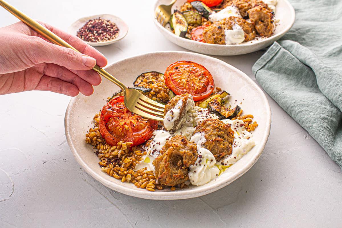 Polpettine de Thon Sauce Zaatar & Légumes Rôtis