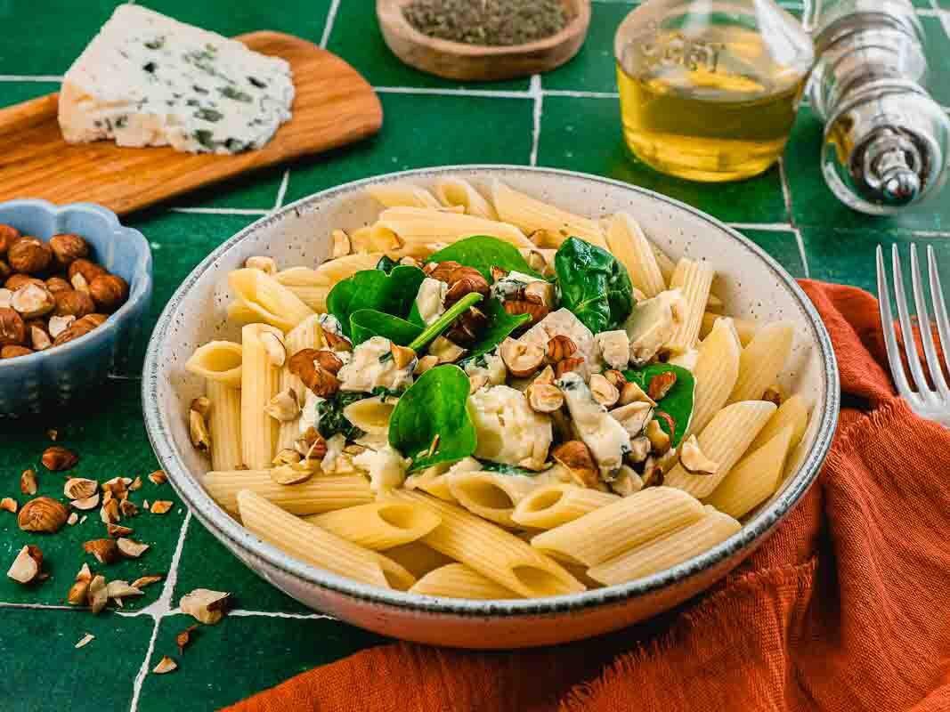 Penne aux Épinards Sauce Roquefort et Noisettes